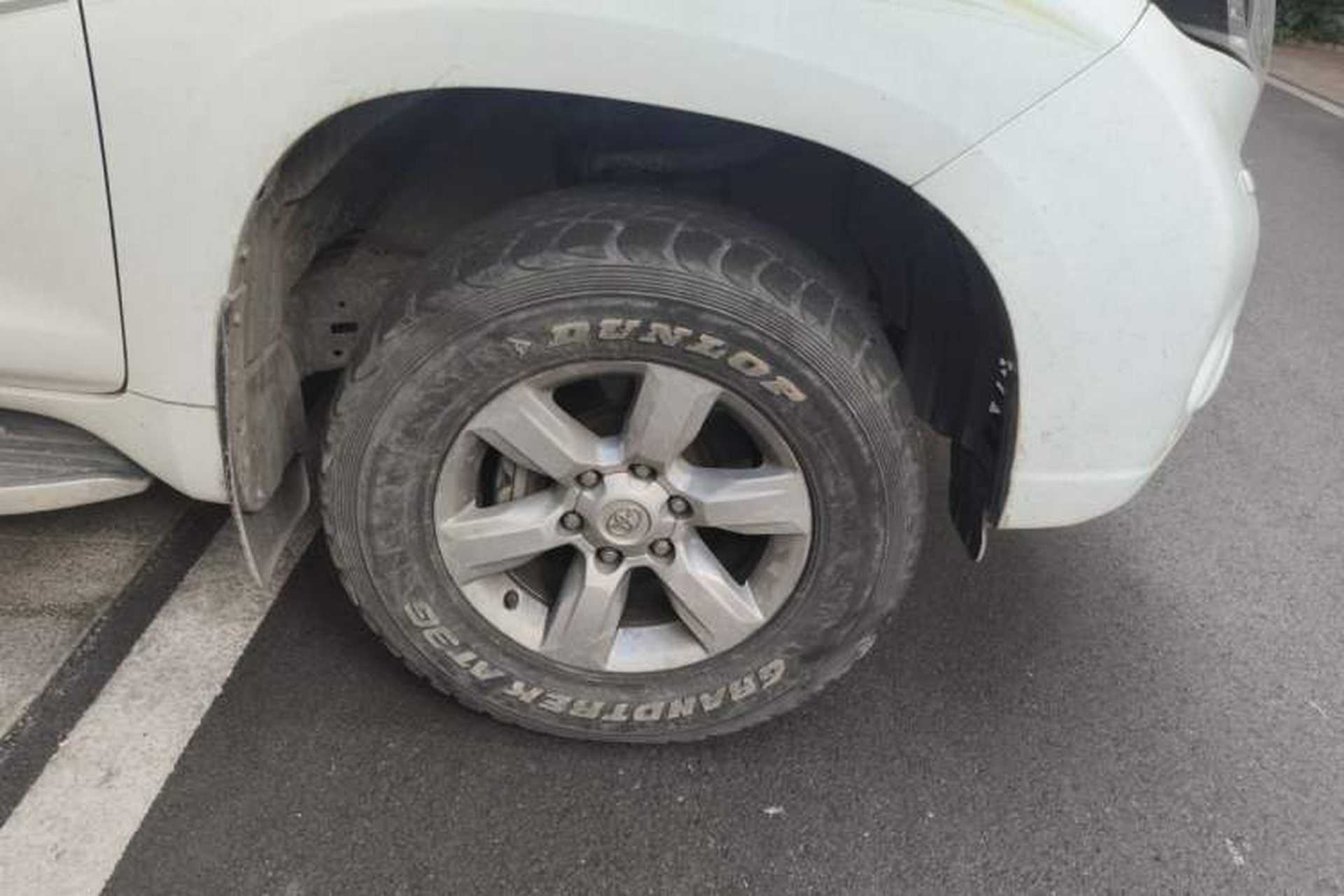 Used Toyota Prado 2014 4.0L Automatic TX-L NAVI Right Front Wheel Hub