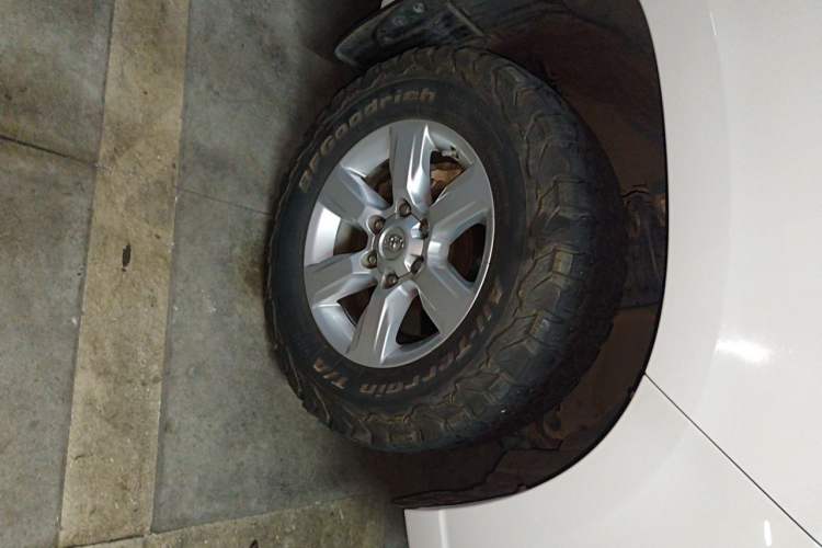 Used Toyota Prado 2014 4.0L Automatic TX-L Right Front Wheel Hub