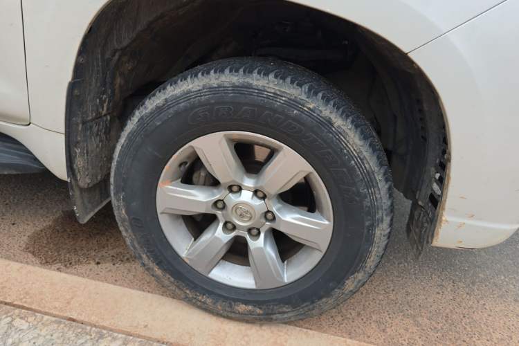 Used Toyota Prado 2014 2.7L Automatic Standard Edition Right Front Wheel Hub