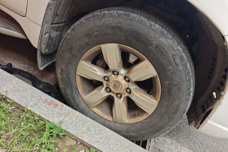 Used Toyota Prado 2014 4.0L Automatic TX-L Right Front Wheel Hub