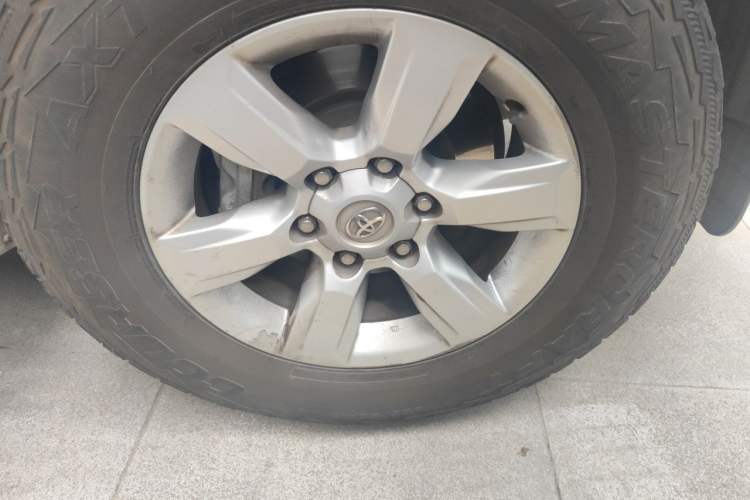 Used Toyota Prado  Right Front Wheel Hub