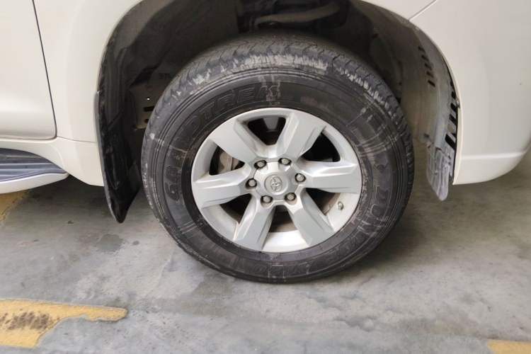 Used Toyota Prado 2014 4.0L Automatic TX-L Right Front Wheel Hub