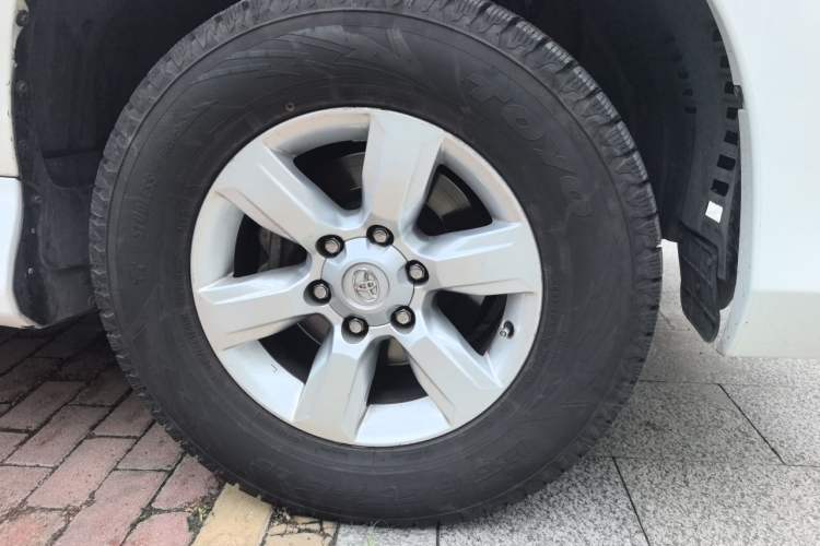 Used Toyota Prado  Right Front Wheel Hub