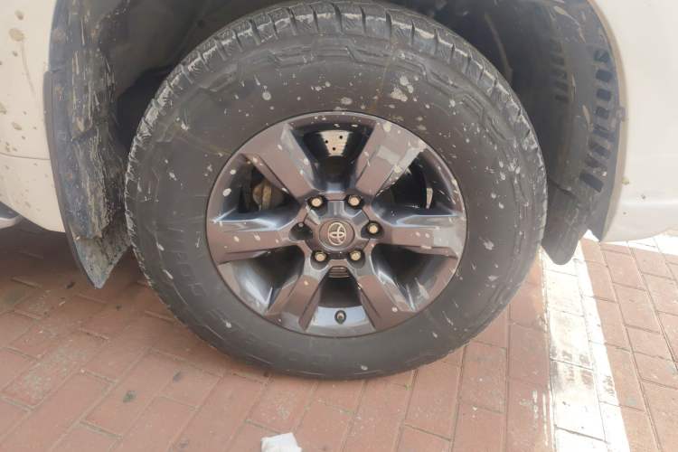 Used Toyota Prado 2014 4.0L Automatic TX-L NAVI Right Front Wheel Hub