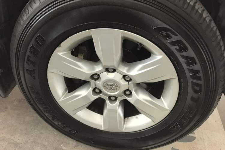 Used Toyota Prado 2014 4.0L Automatic TX-L Right Front Wheel Hub
