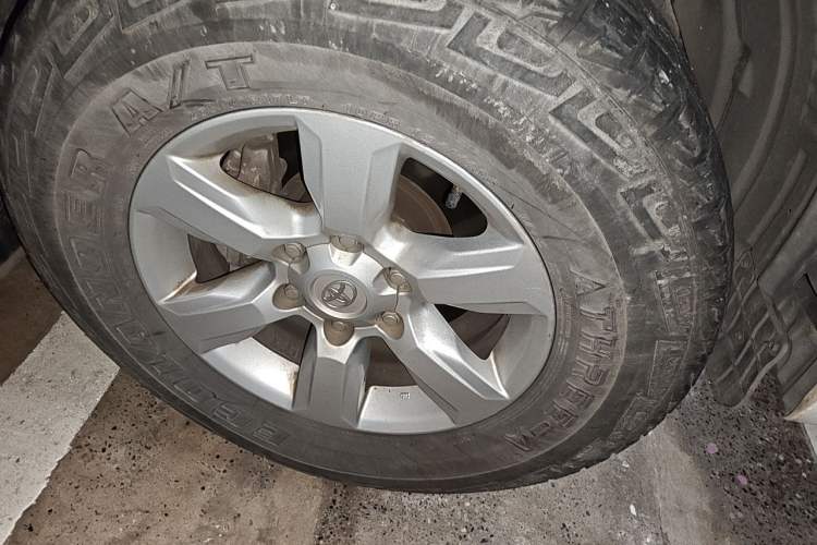 Used Toyota Prado  Right Front Wheel Hub