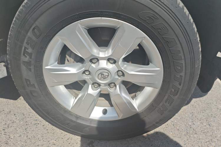 Used Toyota Prado  Right Front Wheel Hub