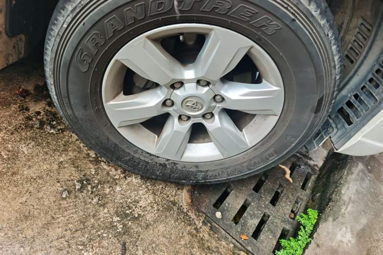 Used Toyota Prado  Right Front Wheel Hub