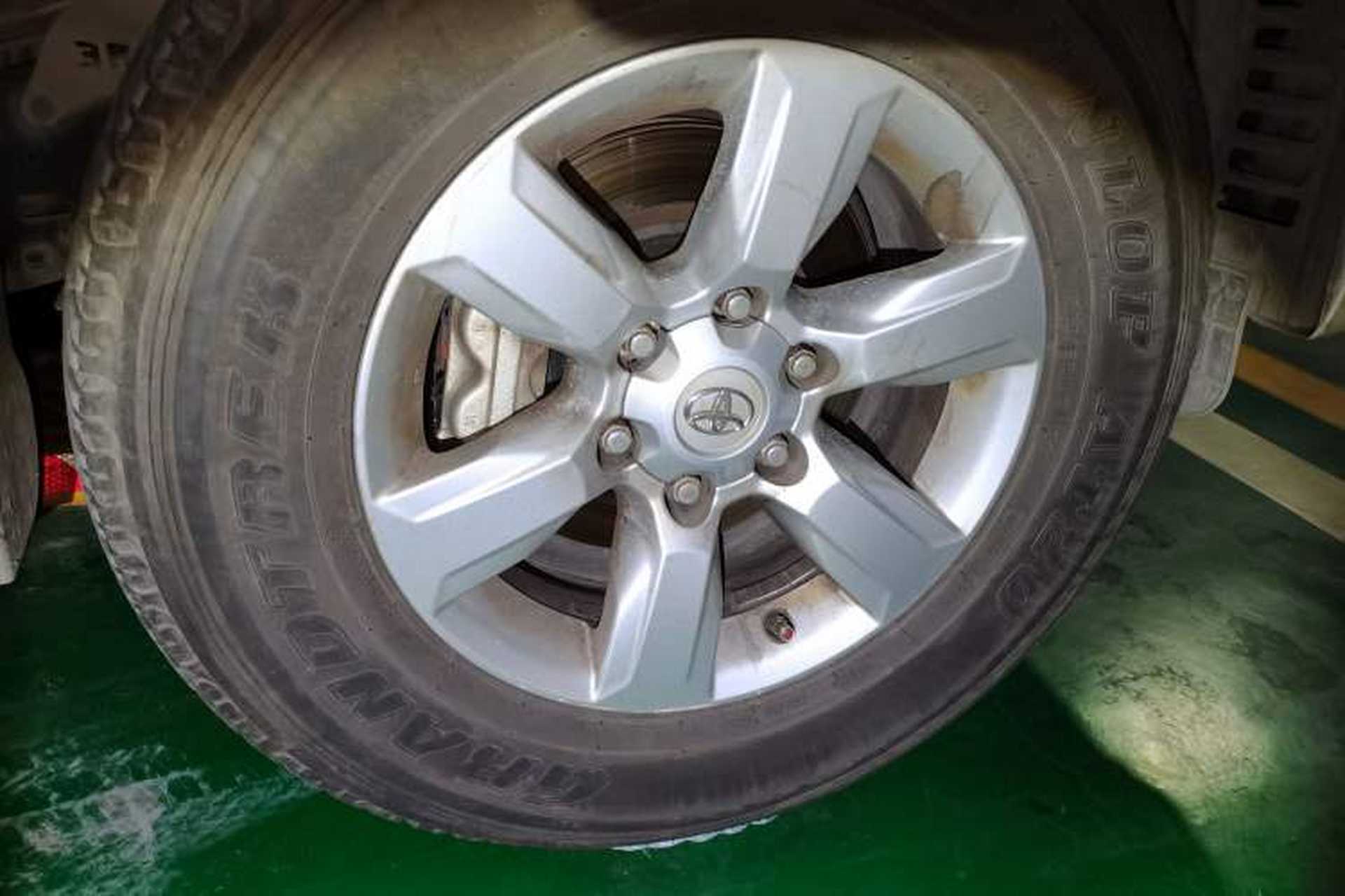 Used Toyota Prado  Right Front Wheel Hub