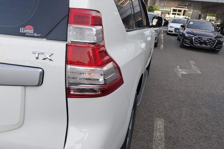 Used Toyota Prado 2014 4.0L Automatic TX-L NAVI Right Rear Taillight