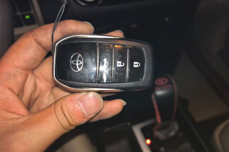 Used Toyota Prado 2014 2700 TX 7-Seater Middle East Version Vehicle Key