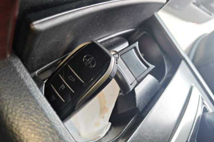 Used Toyota Prado 2014 4.0L Automatic TX-L Vehicle Key