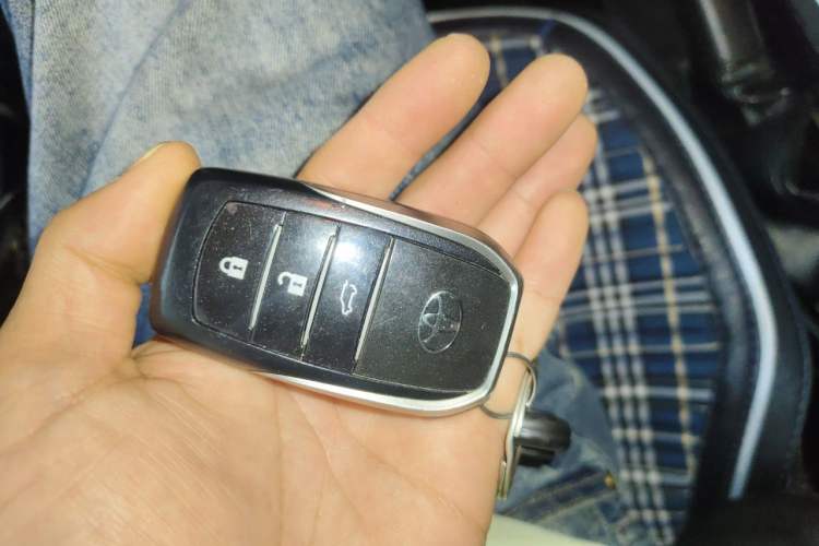 Used Toyota Prado 2014 4.0L Automatic TX-L Vehicle Key