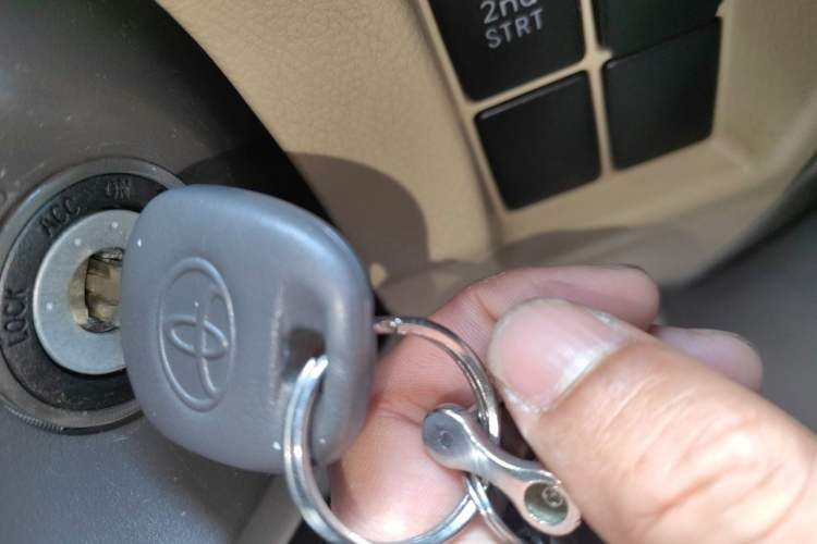 Used Toyota Prado 2014 2700 TX 7-Seater Middle East Version Vehicle Key