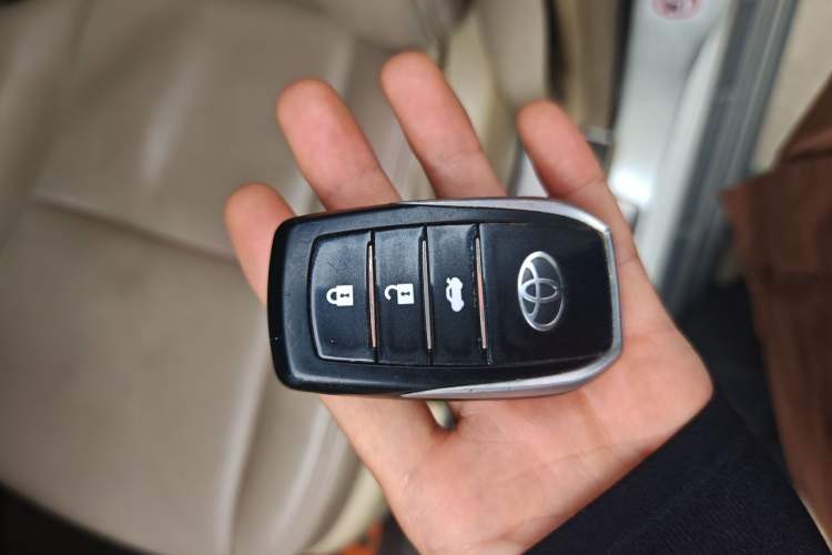 Used Toyota Prado 2014 2700 TX 7-Seater Middle East Version Vehicle Key