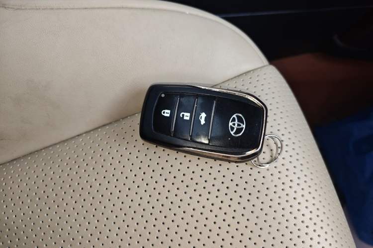 Used Toyota Prado 2014 4.0L Automatic TX-L Vehicle Key