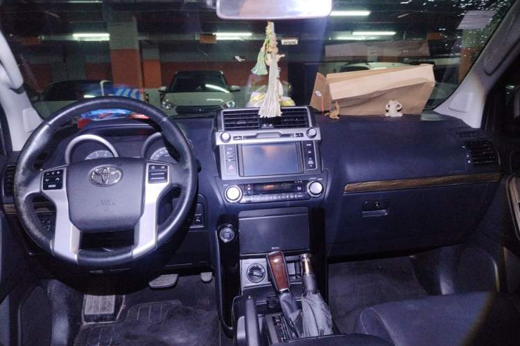 Used Toyota Prado 2015 2.7L Automatic Standard Edition Center Console