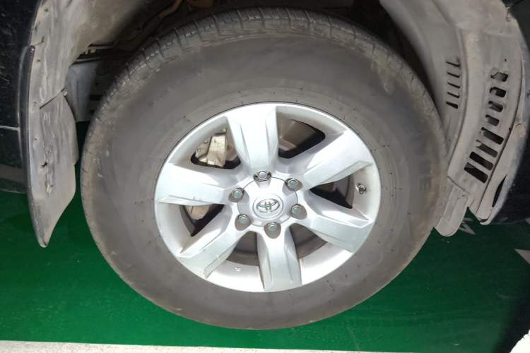 Used Toyota Prado  Right Front Wheel Hub