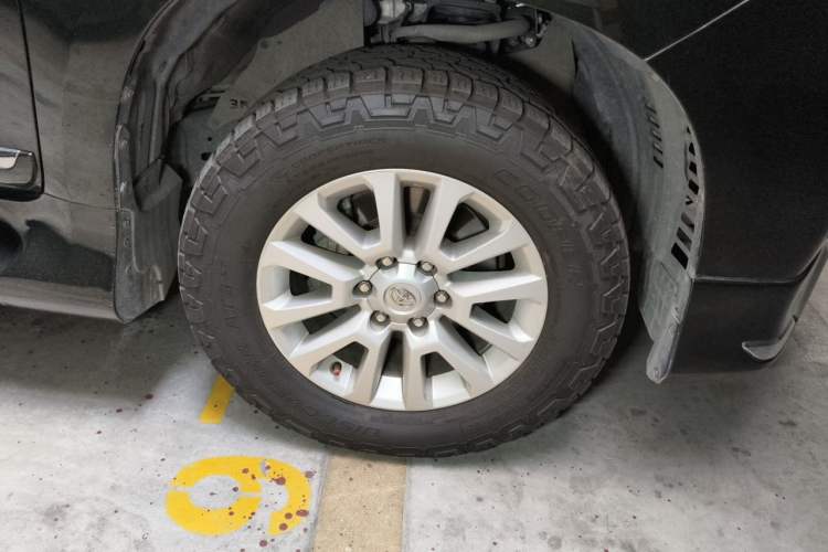 Used Toyota Prado  Right Front Wheel Hub