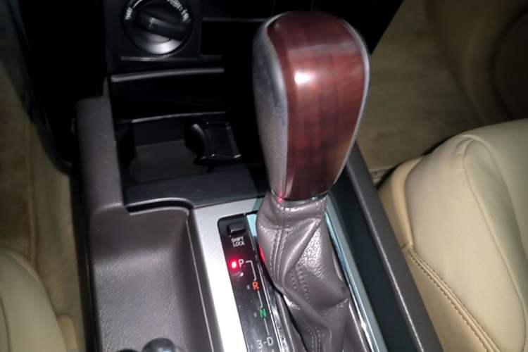Used Toyota Prado 2015 2.7L Automatic Luxury Edition Gear Lever