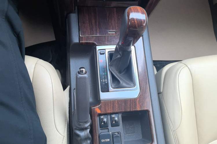 Used Toyota Prado 2015 2.7L Automatic Standard Edition Gear Lever