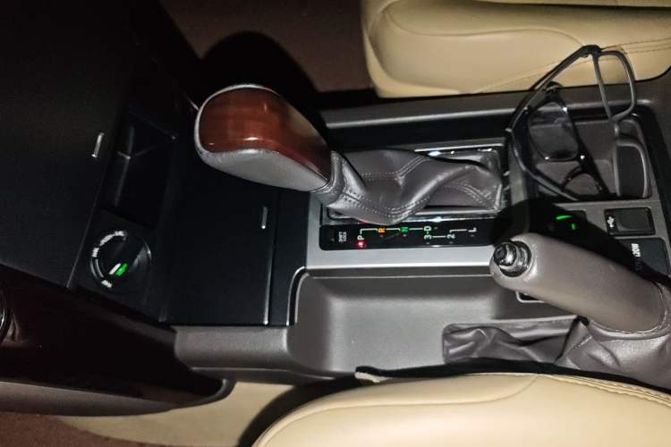 Used Toyota Prado 2015 2.7L Automatic Luxury Edition Gear Lever