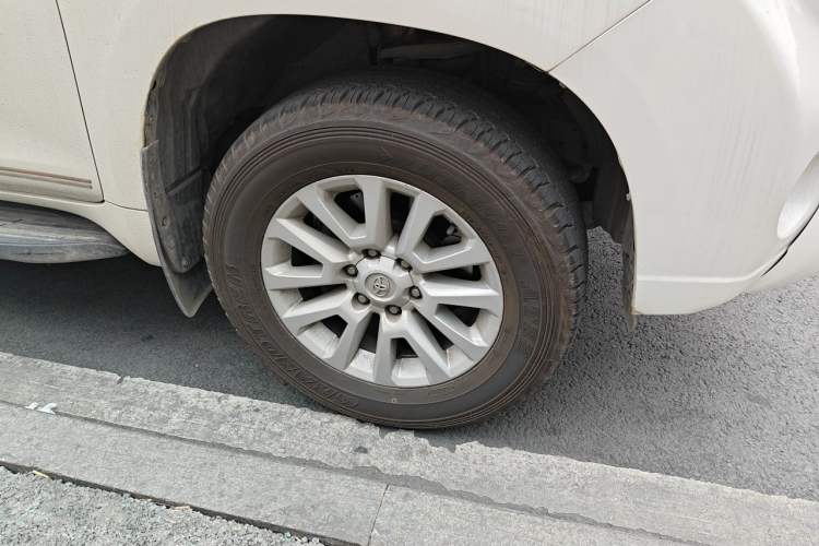 Used Toyota Prado  Right Front Wheel Hub