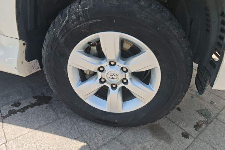 Used Toyota Prado  Right Front Wheel Hub