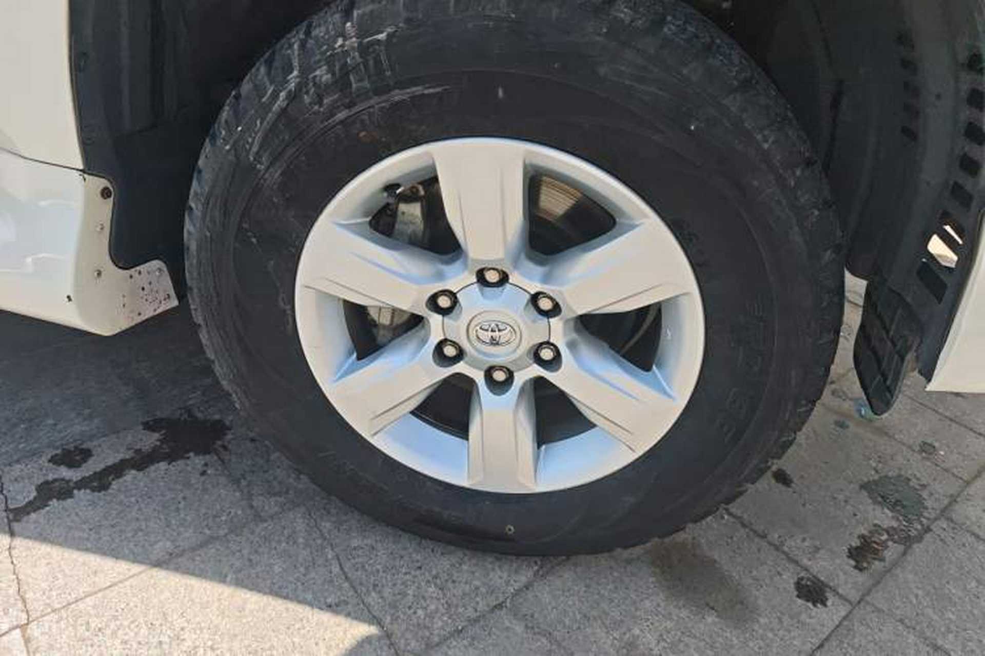 Used Toyota Prado  Right Front Wheel Hub