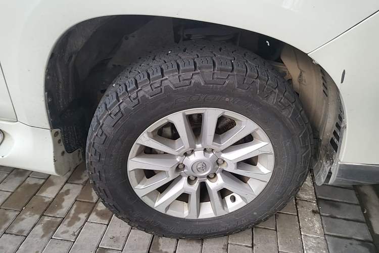 Used Toyota Prado  Right Front Wheel Hub