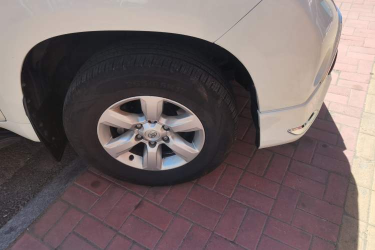 Used Toyota Prado 2015 2.7L Automatic Standard Edition Right Front Wheel Hub