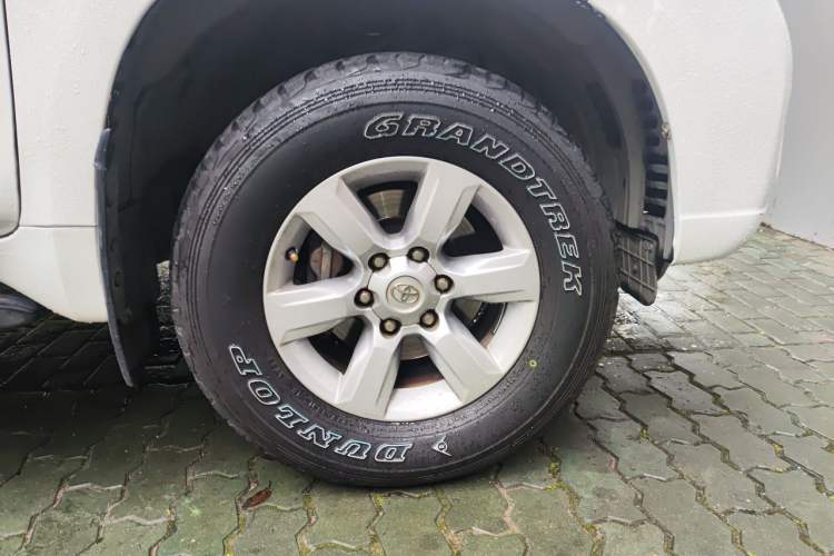 Used Toyota Prado 2015 2.7L Automatic Standard Edition Right Front Wheel Hub