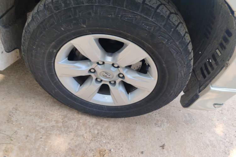 Used Toyota Prado  Right Front Wheel Hub