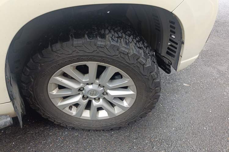 Used Toyota Prado  Right Front Wheel Hub