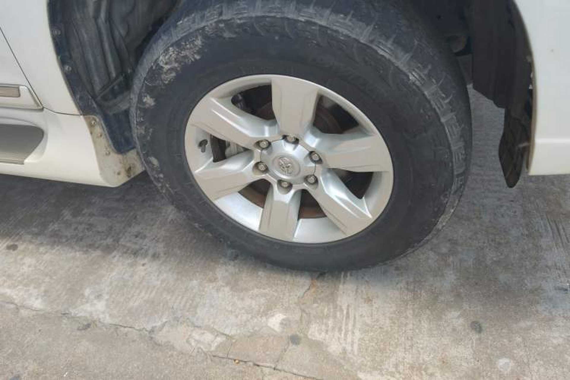 Used Toyota Prado  Right Front Wheel Hub
