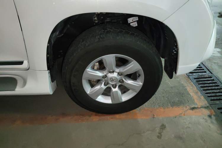 Used Toyota Prado  Right Front Wheel Hub
