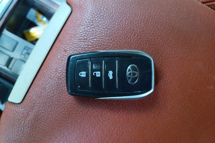 Used Toyota Prado 2015 2.7L 4x4 Gasoline Version 7 Seats U.S. Specification Vehicle Key