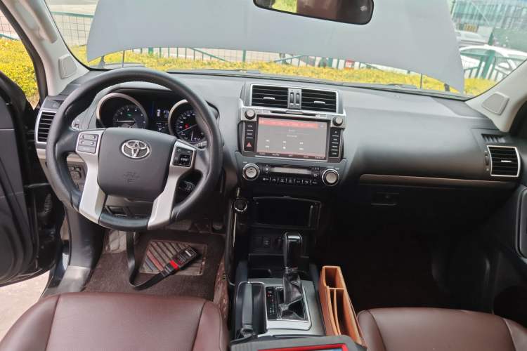 Used Toyota Prado 2016 3.5L Automatic TX-L Center Console