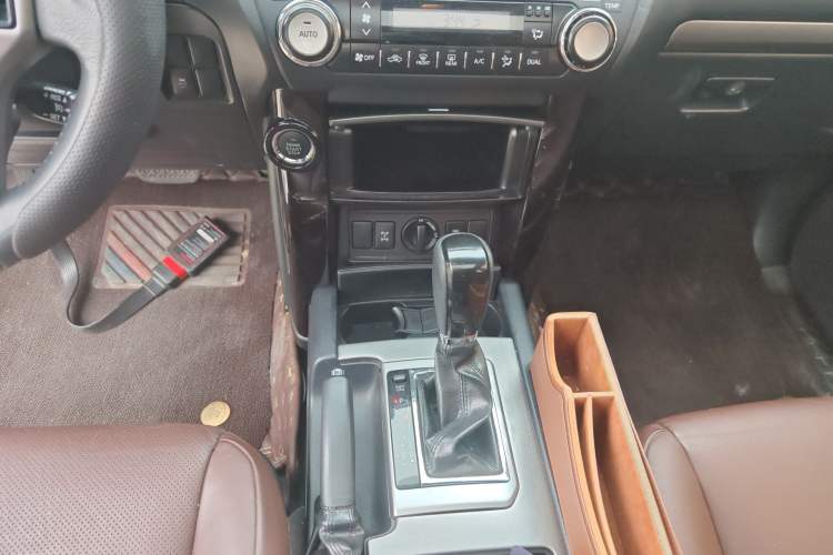 Used Toyota Prado 2016 3.5L Automatic TX-L Gear Lever