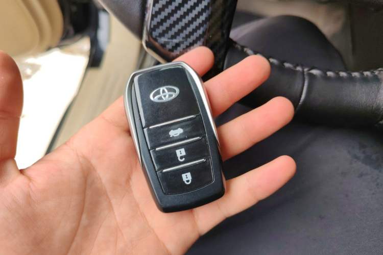 Used Toyota Prado 2016 2700 TX 7-Seater Middle East Version Vehicle Key
