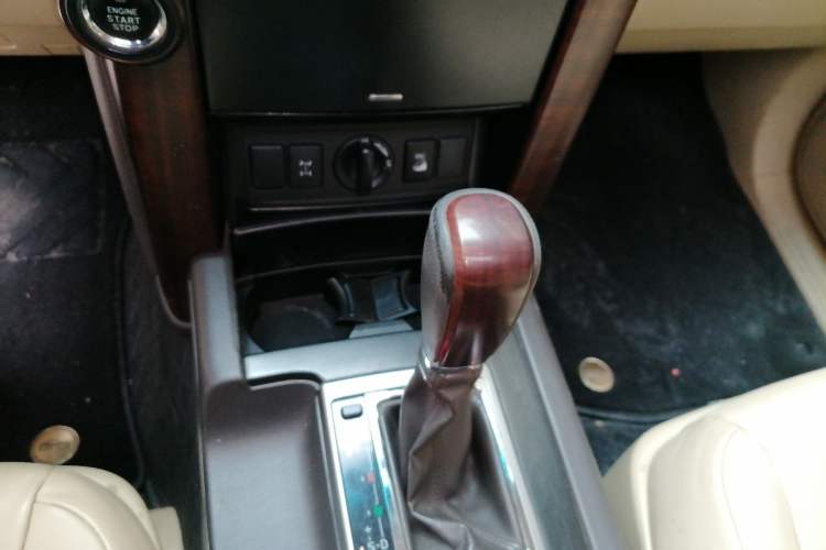Used Toyota Prado 2016 3.5L Automatic TX-L Gear Lever