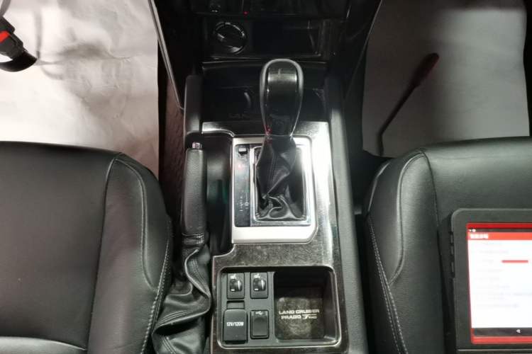 Used Toyota Prado 2016 2.7L Automatic Standard Edition Gear Lever
