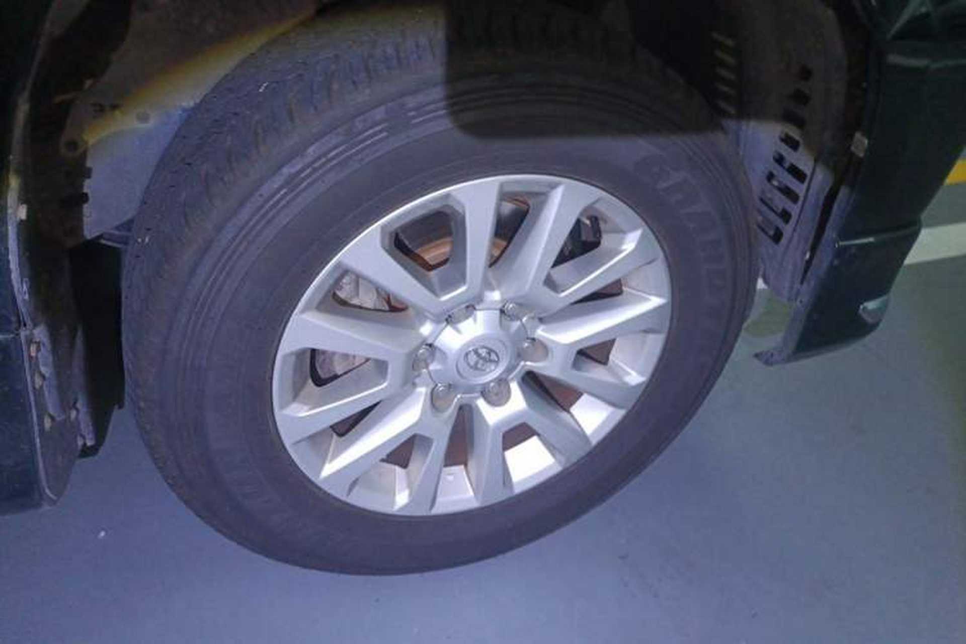 Used Toyota Prado  Right Front Wheel Hub