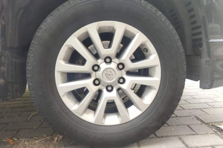 Used Toyota Prado  Right Front Wheel Hub