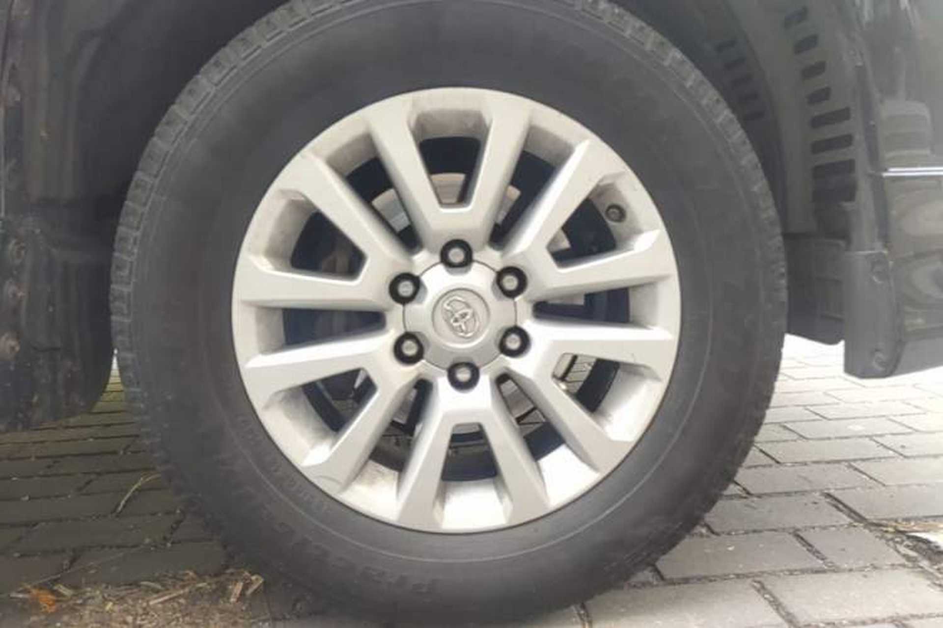 Used Toyota Prado  Right Front Wheel Hub