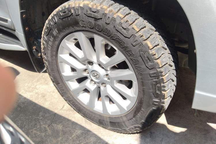 Used Toyota Prado  Right Front Wheel Hub