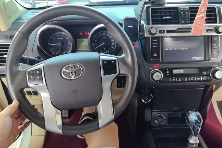 Used Toyota Prado 2016 2.7L Automatic Standard Edition Center Console