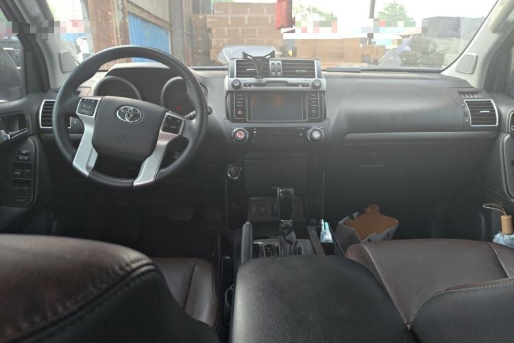Used Toyota Prado 2016 3.5L Automatic TX-L Center Console