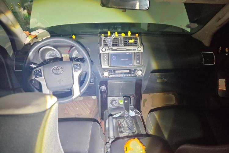 Used Toyota Prado 2016 2.7L Automatic Standard Edition Center Console
