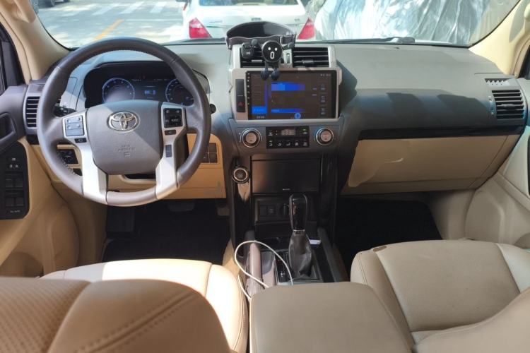 Used Toyota Prado 2016 4.0L 7-Seater Gasoline Middle East Version Center Console